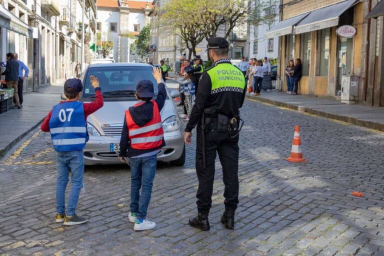 Agentes de palmo e meio sensibilizam para segurança rodoviária em Braga