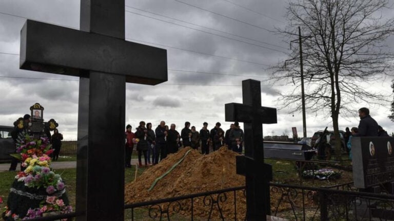 Amnistia Internacional diz que tropas russas cometeram crimes de guerra na Ucrânia