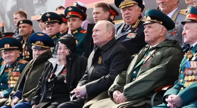 Putin diz que tropas russas lutam no Donbass para que não haja espaço para nazis