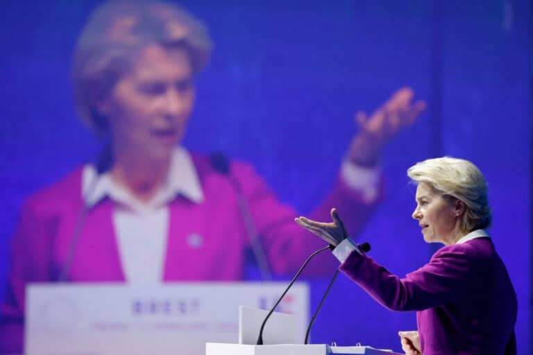 Comissão Europeia quer apresentar em junho parecer sobre eventual adesão de Kiev à UE