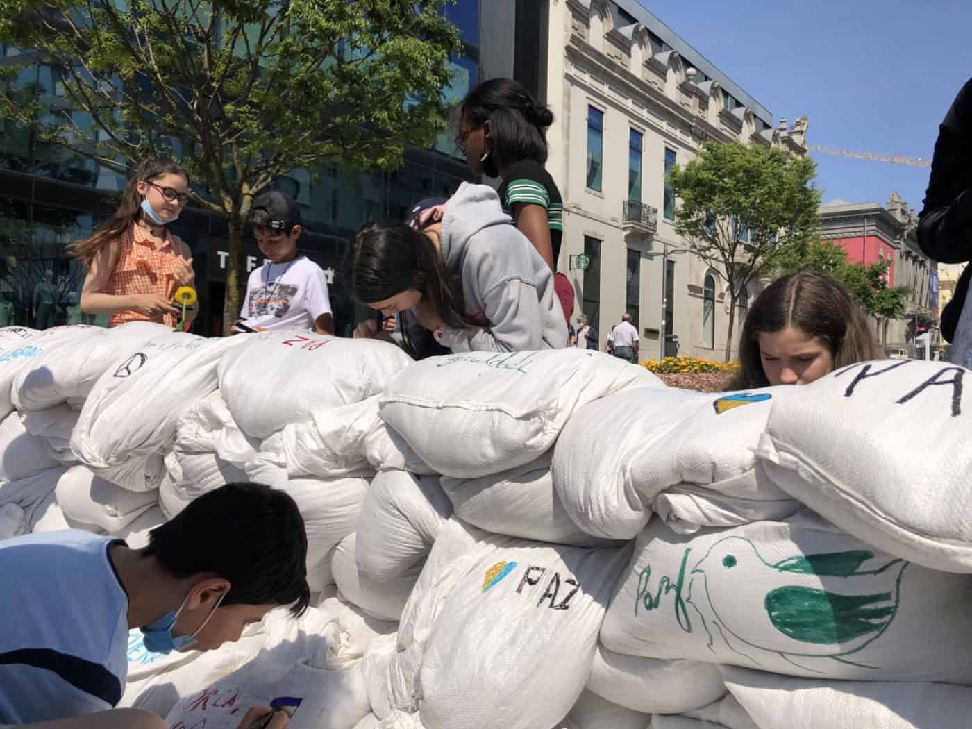Braga celebra Dia da Europa com trincheira de apelo à paz na Ucrânia