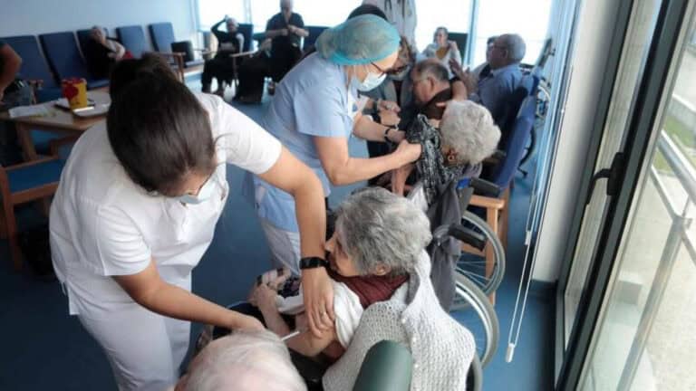 Idosos começam hoje a receber segundo reforço da vacina contra a covid-19