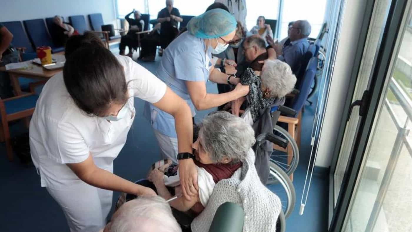 Idosos começam hoje a receber segundo reforço da vacina contra a covid-19