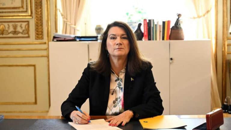 Chefe da diplomacia sueca assina candidatura de adesão à NATO