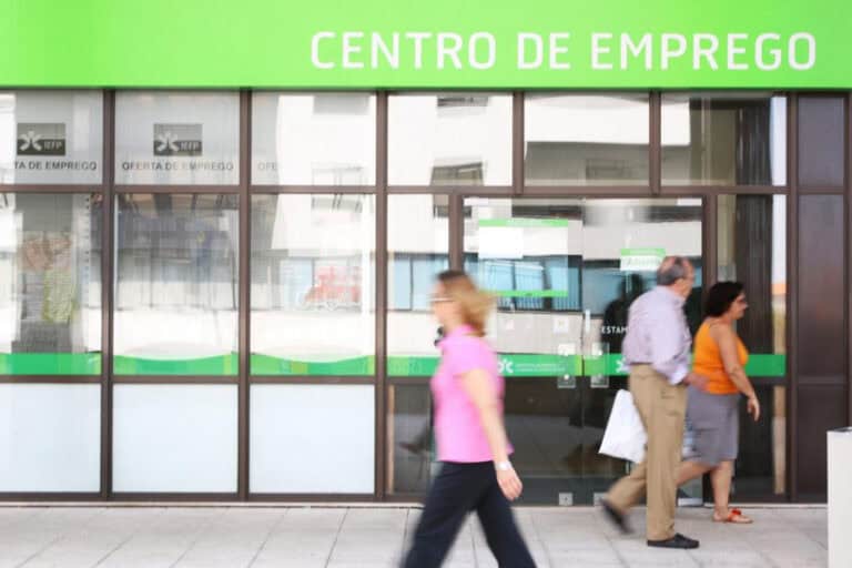 Desemprego recua 3,6% em abril face a março e 25,8% em termos homólogo
