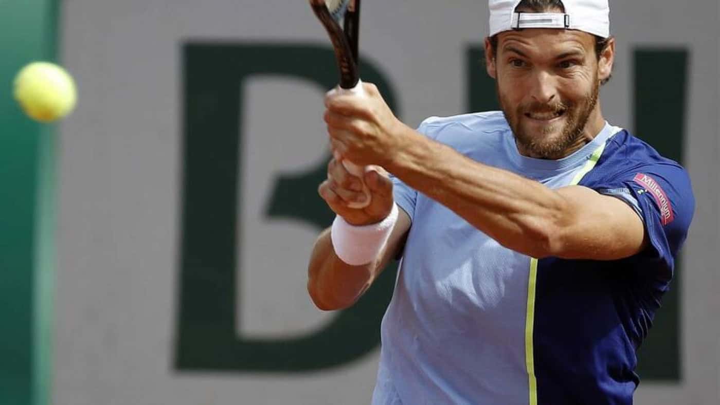 João Sousa segue em frente em Roland Garros