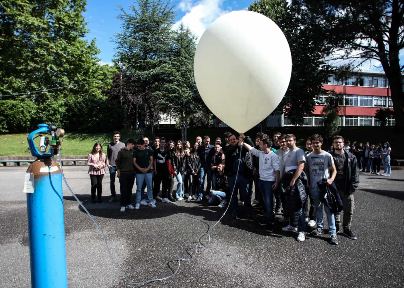 Escola de Ciências da Universidade do Minho e alunos do 12º ano lançam balão estratosférico