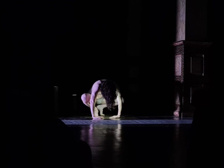 Festival TRÊSPÊ arranca com performance sobre envelhecimento físico do livro e corpo humano