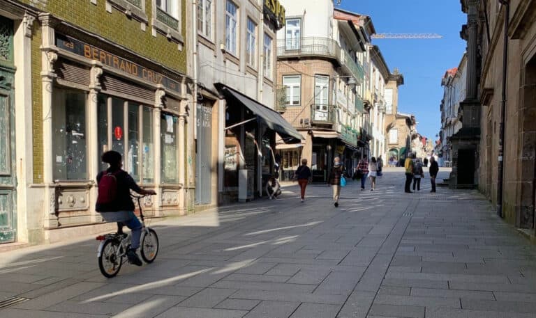 Velocípedes em zonas pedonais só se houver sinalização vertical explícita