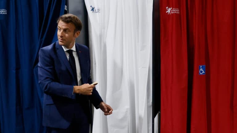 Por menos de uma décima. Macron vence primeira volta, com Esquerda logo atrás