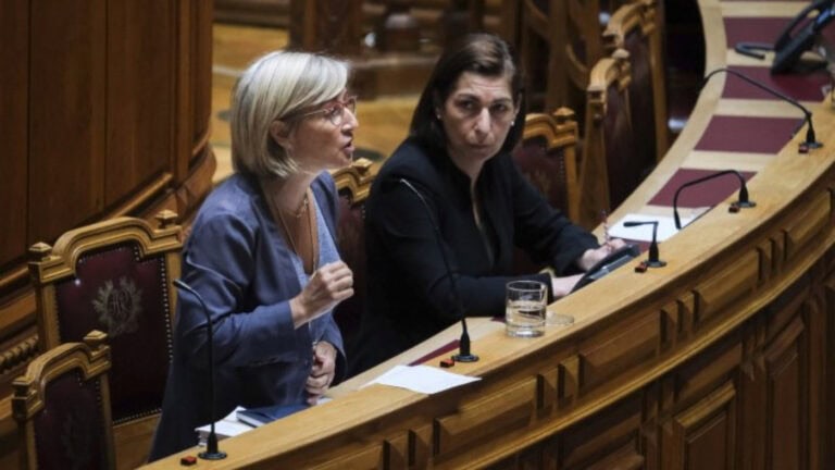 Ministra da Saúde recusa “explorar óbitos e sofrimento” e culpa pandemia por adiamento de soluções