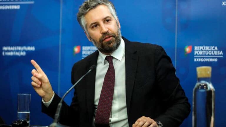 Pedro Nuno Santos mantém-se em funções mas admite "erros de comunicação"