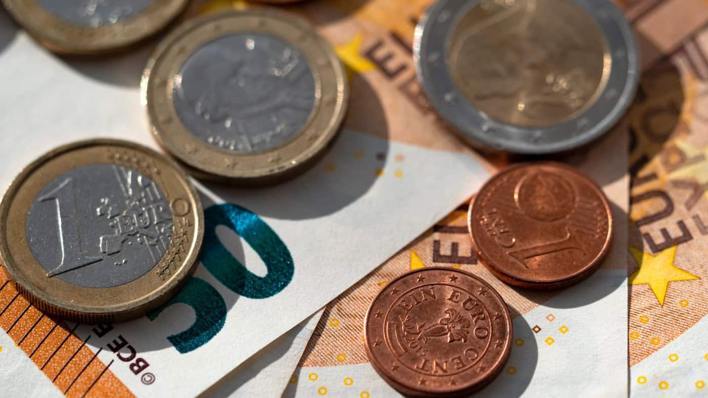 Euro toca mínimo de 20 anos face ao dólar