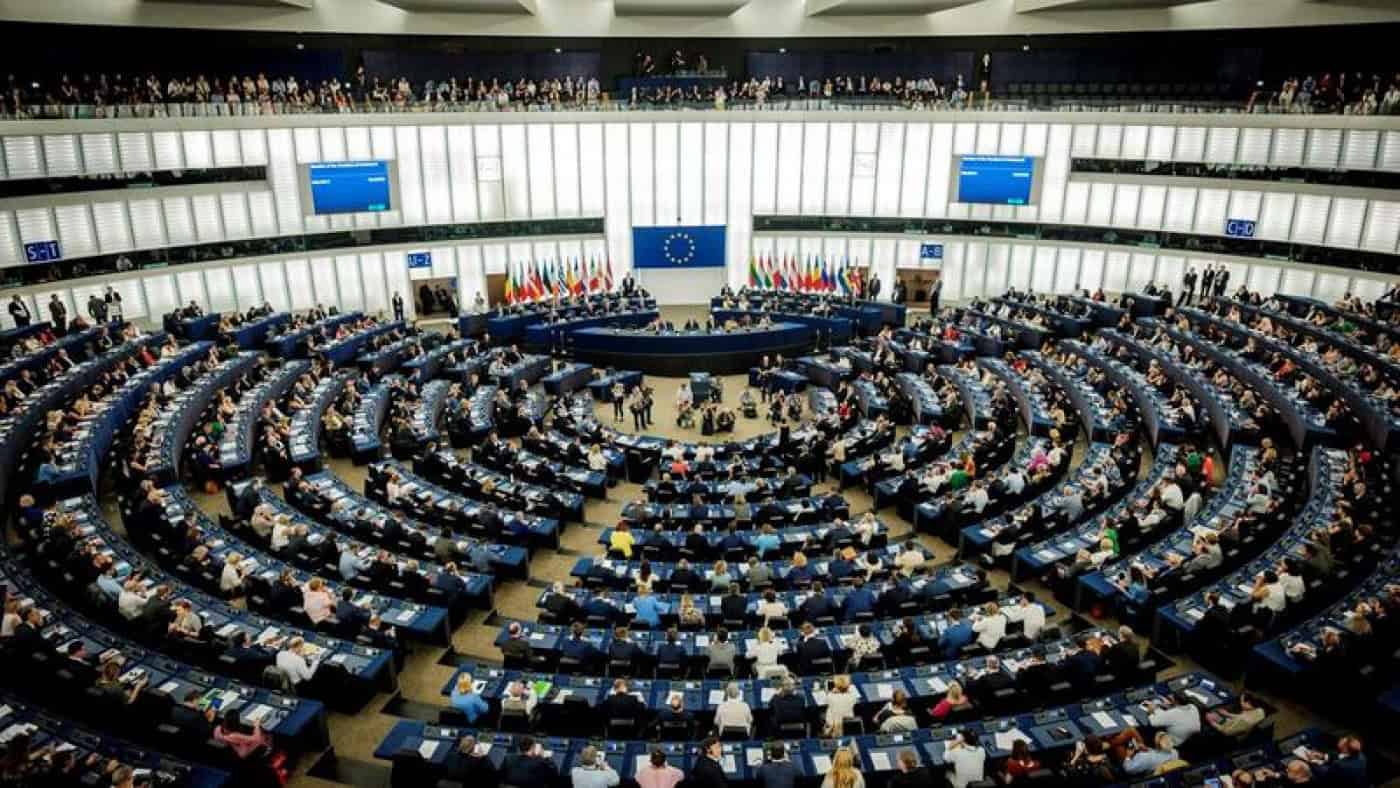 Eurodeputados pedem aos 27 que incluam aborto nos direitos fundamentais da UE