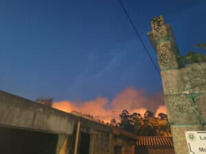 Fogo lavra no parque Peneda Gerês em direção a aldeias de Ponte da Barca