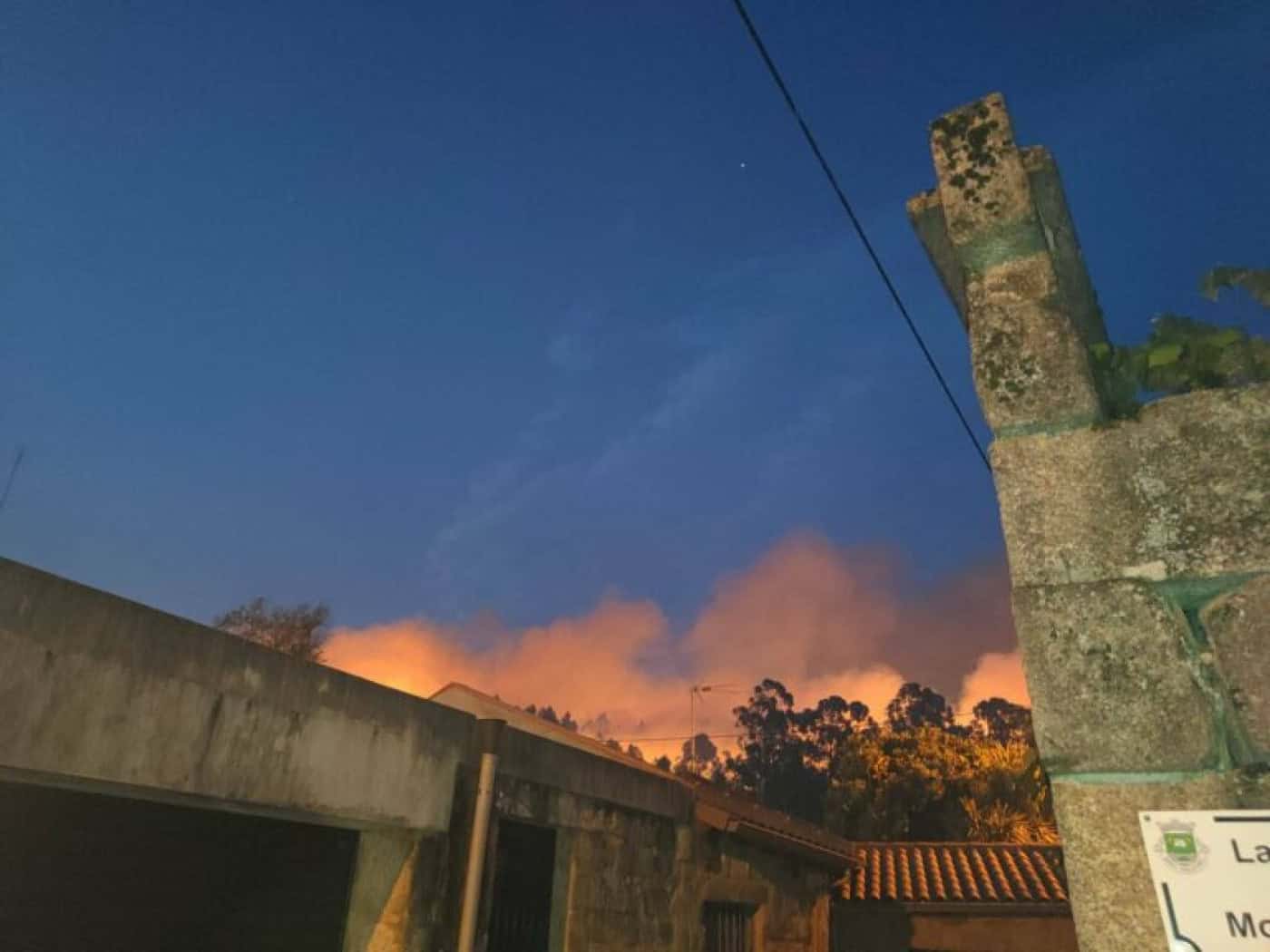 Fogo lavra no parque Peneda Gerês em direção a aldeias de Ponte da Barca