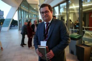 Novo líder parlamentar do PSD diz-se “satisfeito com votação” e recusa entrar em comparações