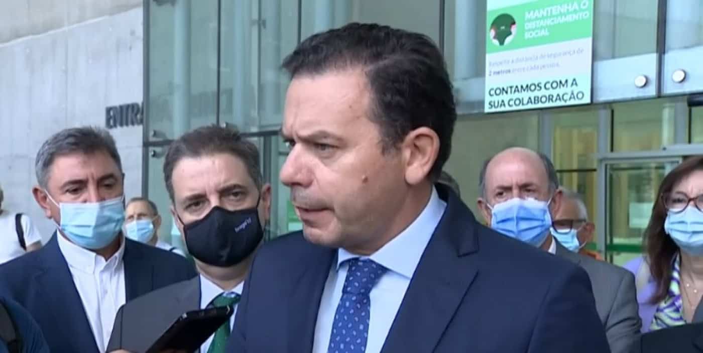 Montenegro visita Hospital de Braga e critica gestão do Estado na saúde