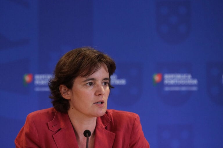 Máscara vai continuar a ser obrigatória em alguns locais até final de agosto&nbsp;