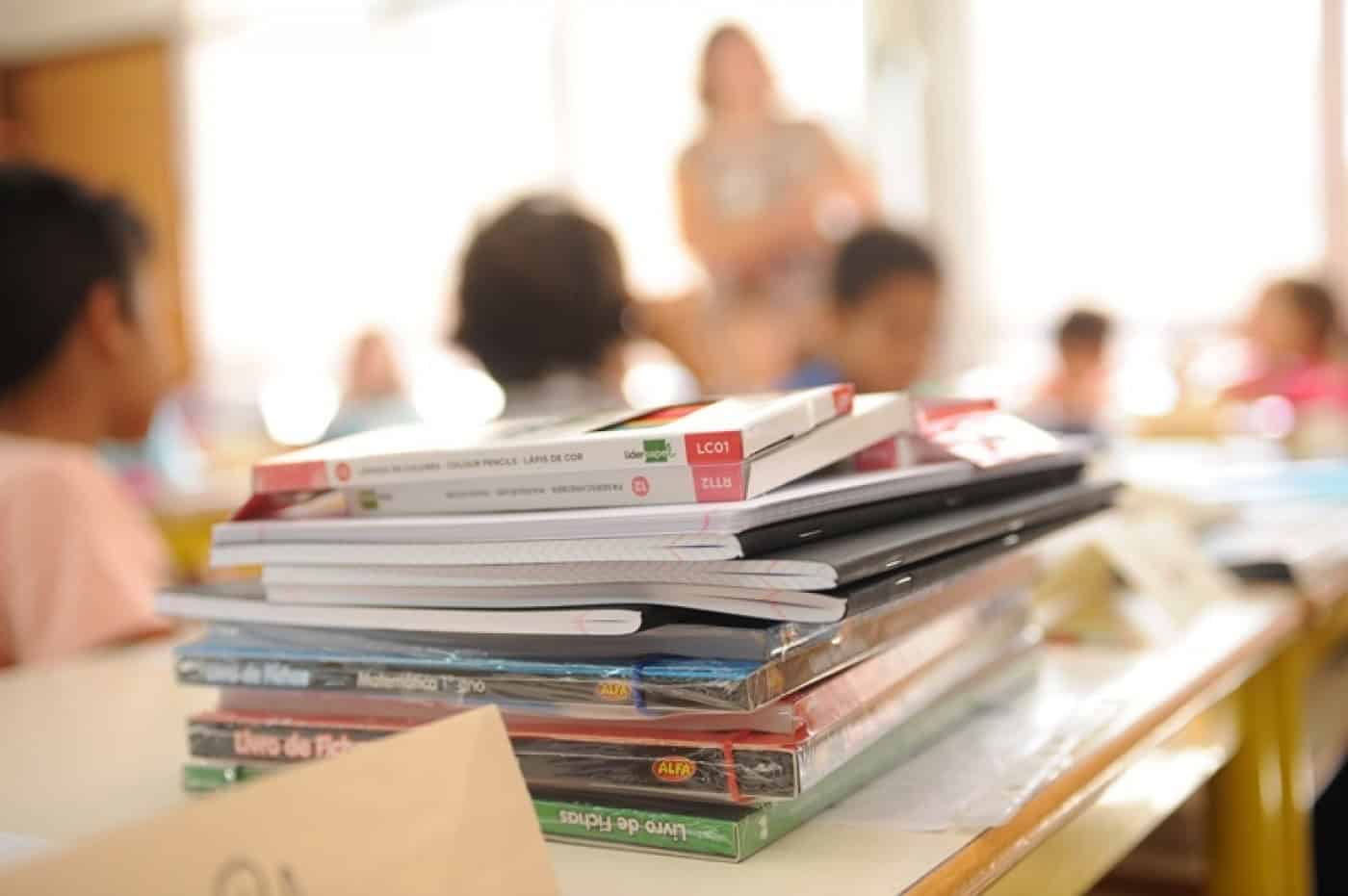 CMB oferece cadernos de fichas a alunos do 1º ciclo da rede pública