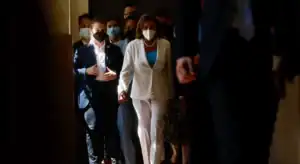 "Consequências serão graves": Pequim chama embaixador dos EUA após ida de Pelosi a Taiwan