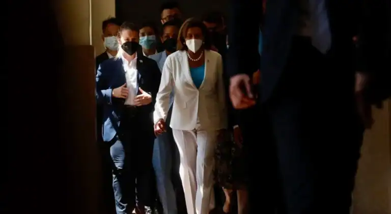 "Consequências serão graves": Pequim chama embaixador dos EUA após ida de Pelosi a Taiwan