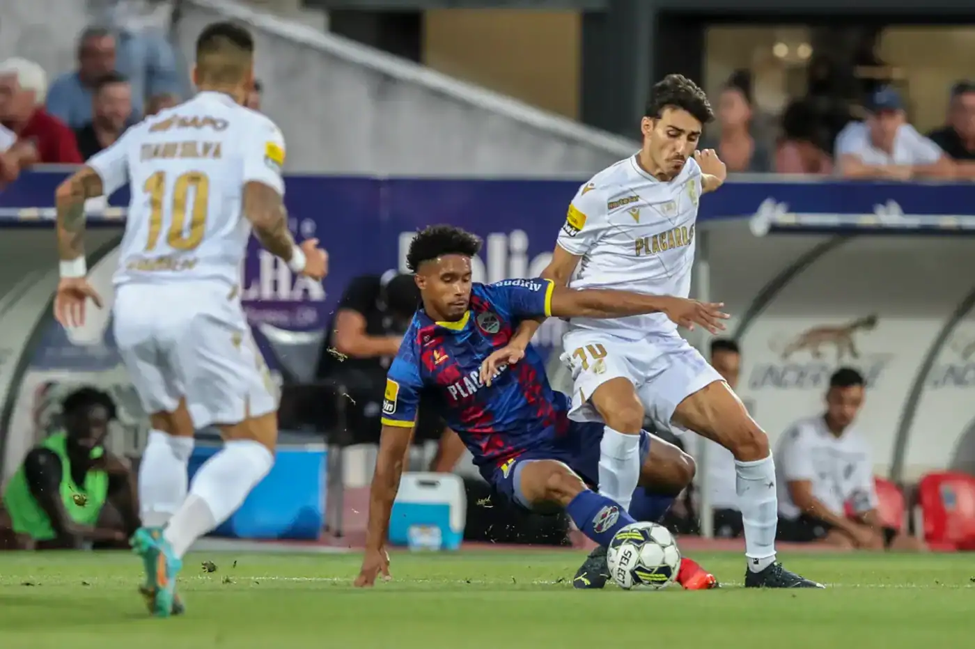 Vitória SC triunfa em Chaves com menos dois em campo