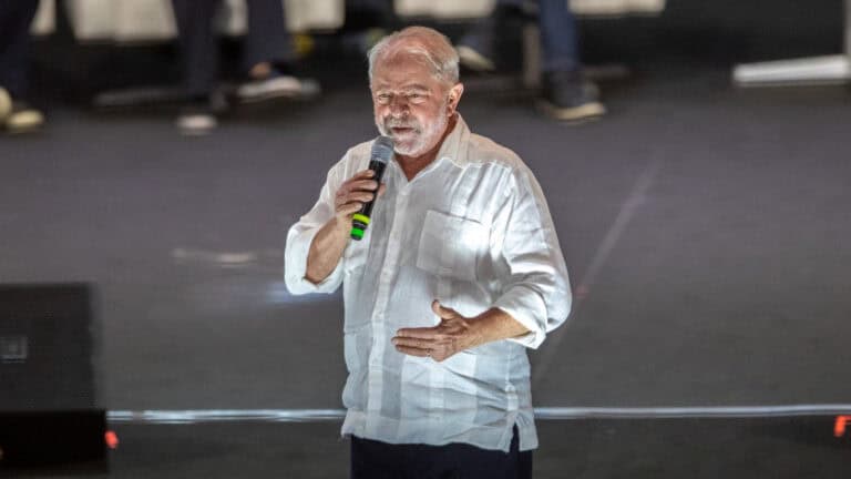 Brasil. Lula da Silva à frente nas sondagens no arranque da campanha