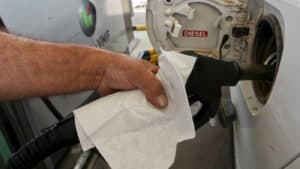 Corte no imposto sobre os combustíveis prolongado por mais um mês 