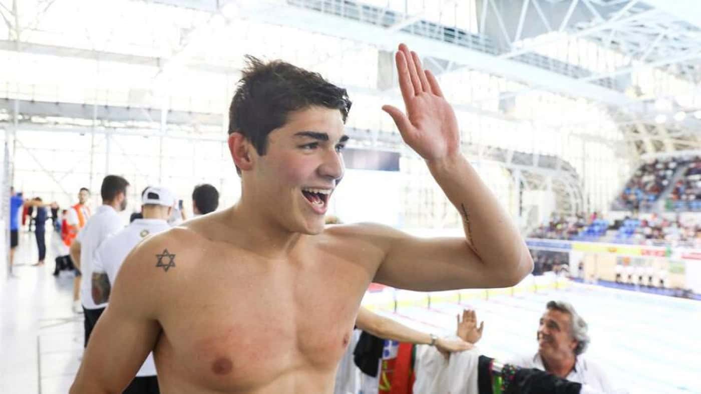 Diogo Ribeiro campeão do mundo de juniores em 100 metros mariposa