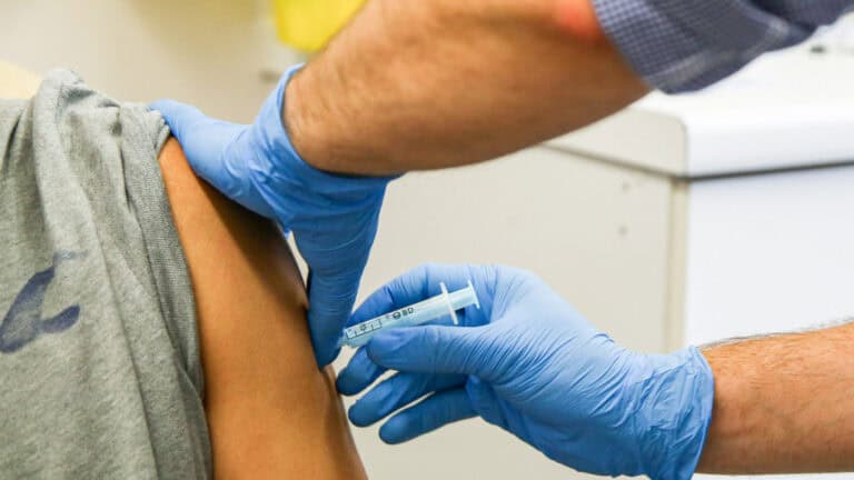 Vacinação contra covid-19 e gripe arranca esta quinta-feira em Barcelos e Esposende