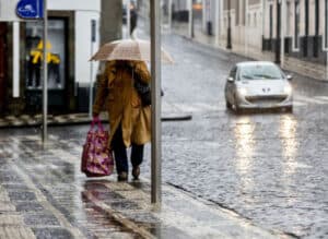 Proteção civil avisa para chuva intensa e vento forte segunda e terça-feira