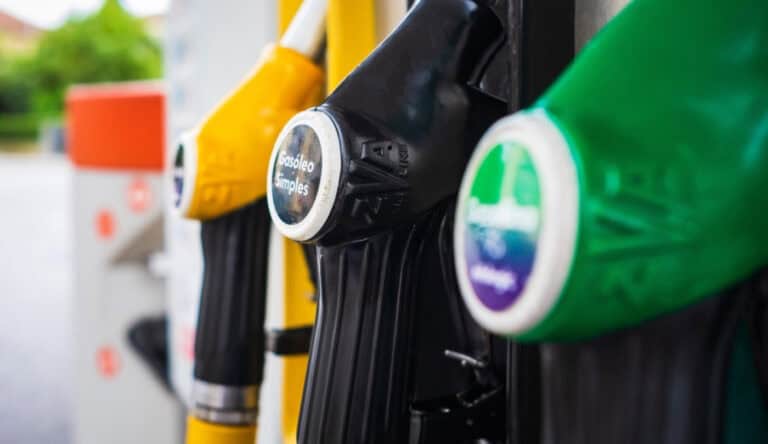 Combustíveis voltam a descer. Gasolina toca mínimo de dezembro de 2021