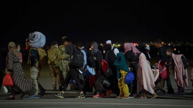 Pedidos de asilo sobem 66% em junho para mais de 65 mil na UE