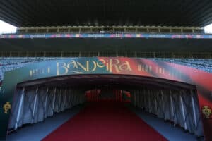 Fernando Santos faz três alterações para jogo com a Espanha