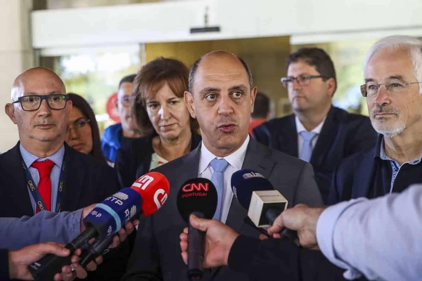 Chumbada audição do ministro da Saúde sobre fecho de maternidades e urgências