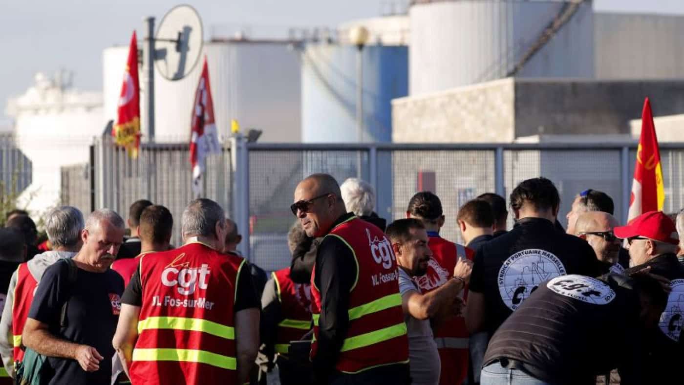 Greve nas refinarias causa caos e escassez de combustível em França