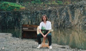 Tim Bernardes volta aos temas de amor e perda e vai apresentá-los no Theatro Circo