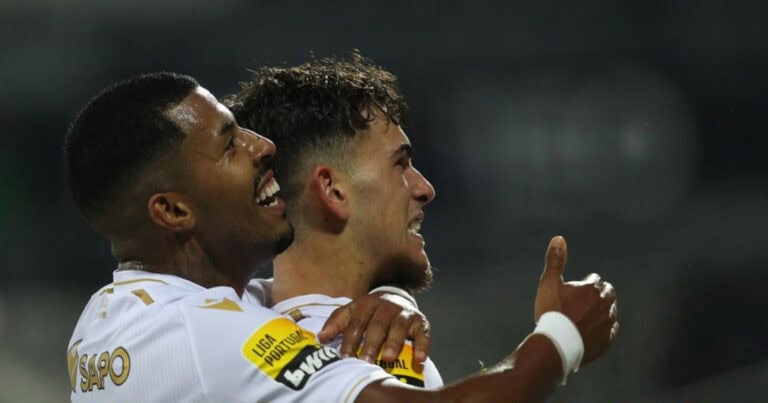 Reviravolta perto do fim dá triunfo ao Vitória SC