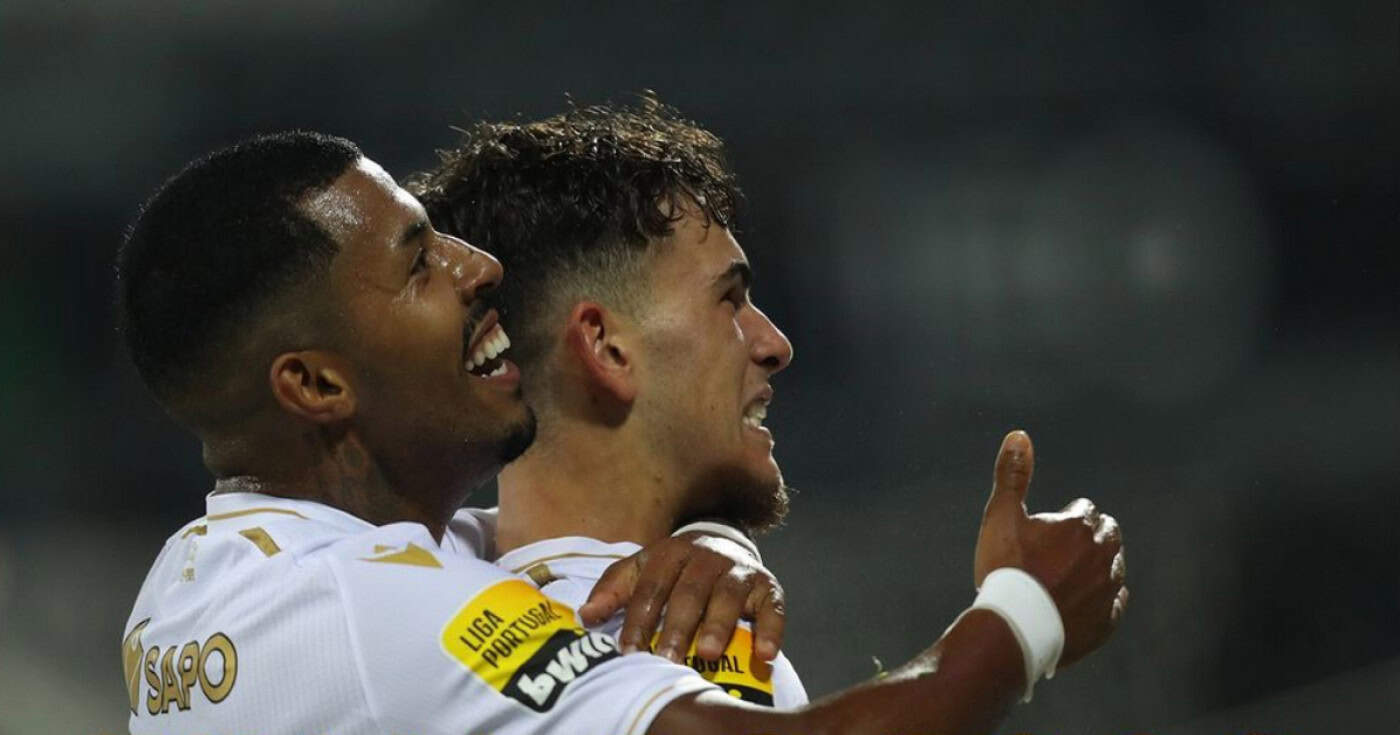 Reviravolta perto do fim dá triunfo ao Vitória SC