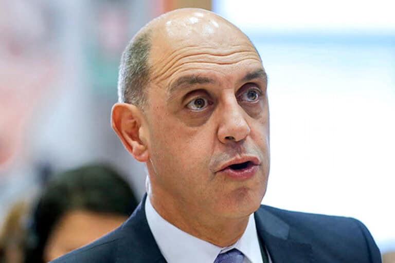 Ministro da saúde insta administradores hospitalares a “negociar com maior eficácia”&nbsp;