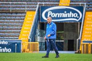 Treinador do Famalicão quer que a equipa deixe de ser bipolar
