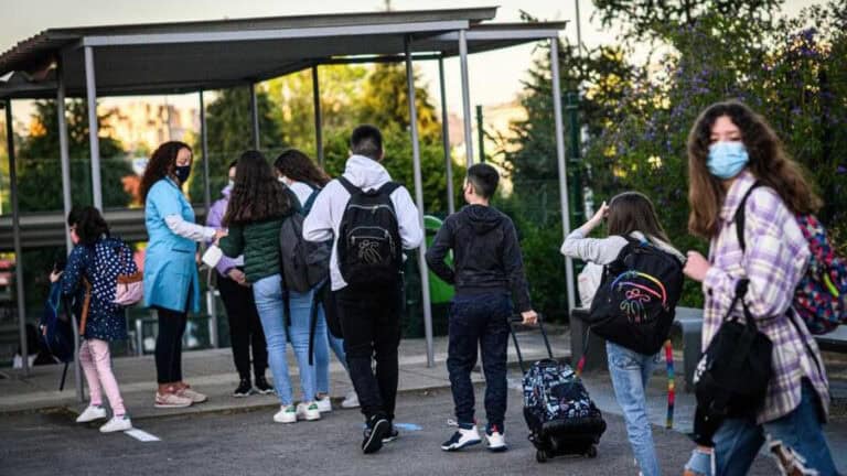 Crianças e jovens só devem faltar à escola se tiverem febre&nbsp;