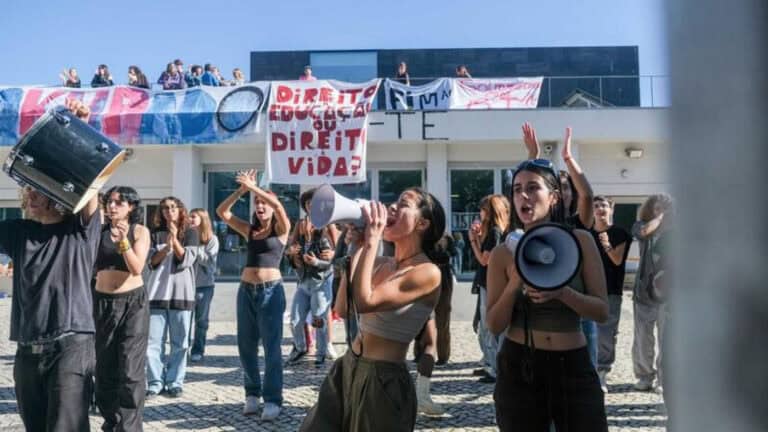 Ativistas convidam ministro da Economia a visitar na 2.ª feira ocupação no Liceu Camões&nbsp;