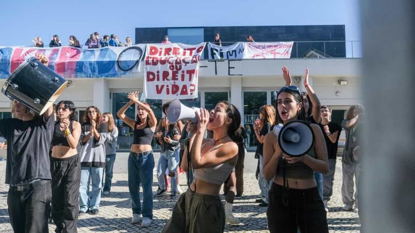 Ativistas convidam ministro da Economia a visitar na 2.ª feira ocupação no Liceu Camões&nbsp;