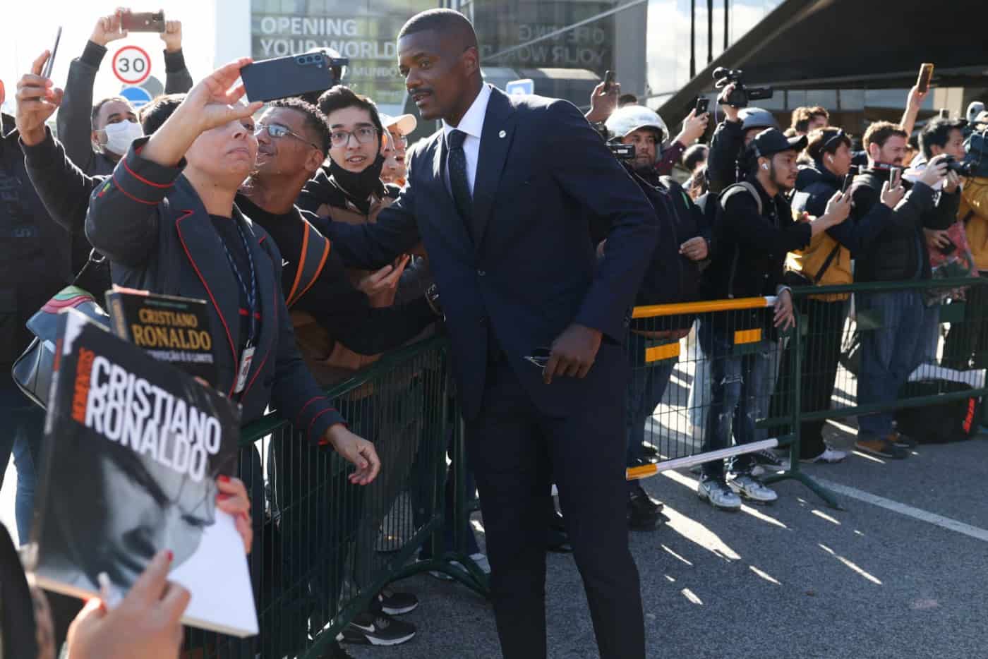 Mundial2022: Dezenas de adeptos no aeroporto desejam longa estadia a Portugal