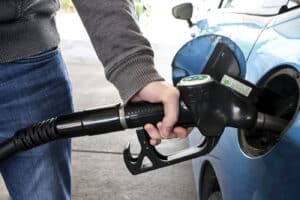 Preços dos combustíveis registam nova descida a rondar os cinco cêntimos