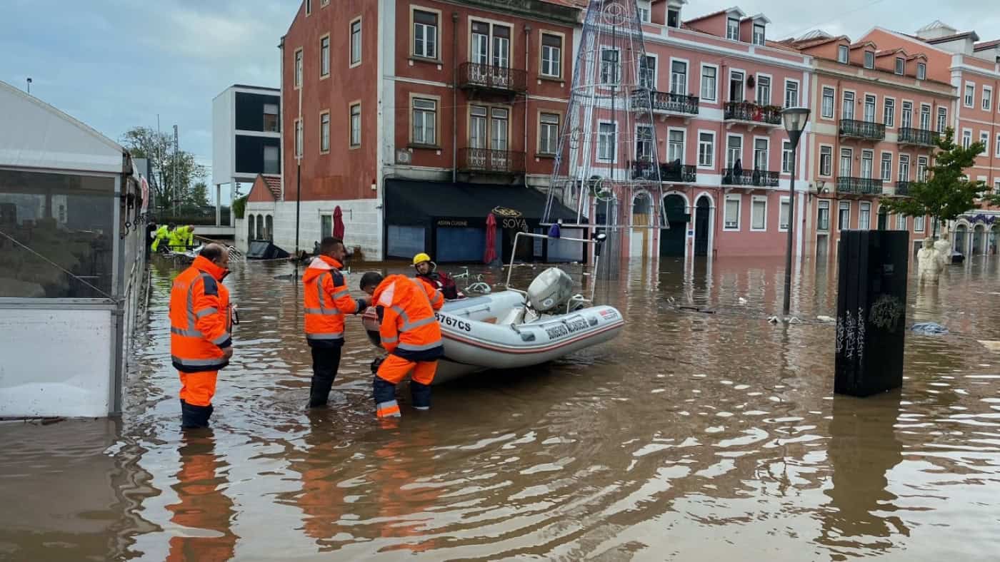 Mau tempo. Escolas na zona de Lisboa estão a encerrar e a mandar alunos para casa