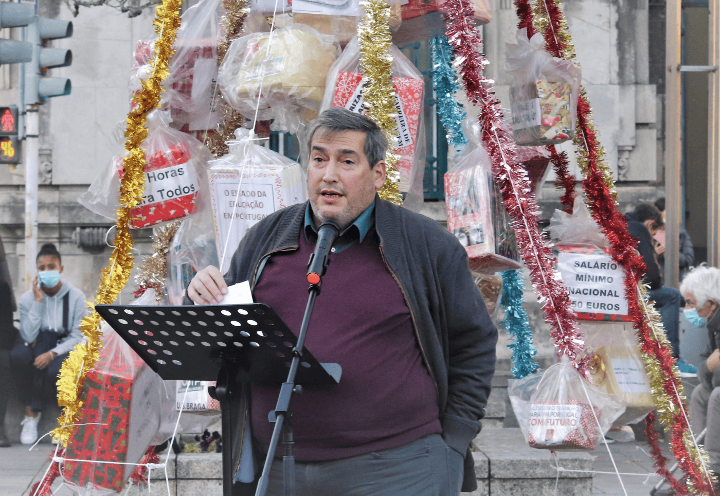 USB coloca pinheiro de Natal com pedidos dos trabalhadores na Arcada