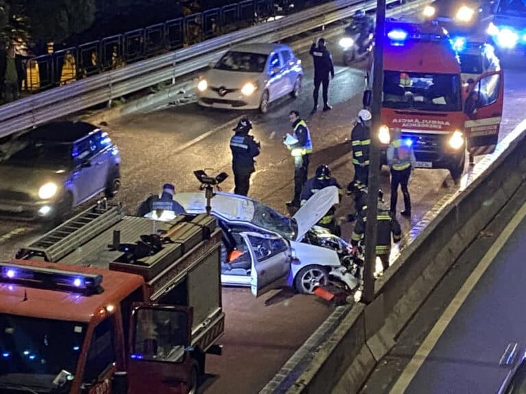 Trânsito condicionado na Av. António Macedo após capotamento com dois encarcerados&nbsp;